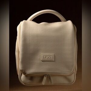 DEZI ——Multi-Purpose Hanging Travel Bag-Brand New